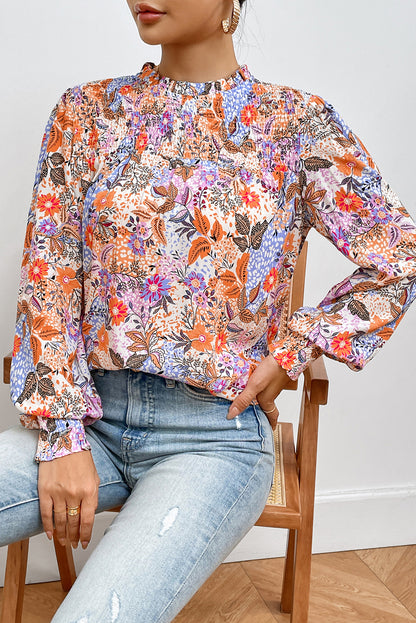 Mehrfarbige Bluse mit Blumenmuster, Bischofsärmeln und Rüschen am Rundhalsausschnitt
