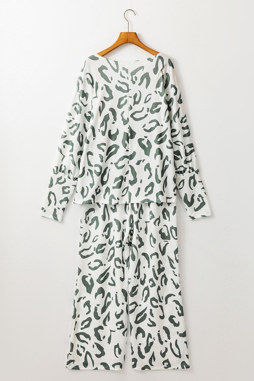 Beiges Loungewear-Set mit Langarmshirt und Hose im Leoparden-Animalprint