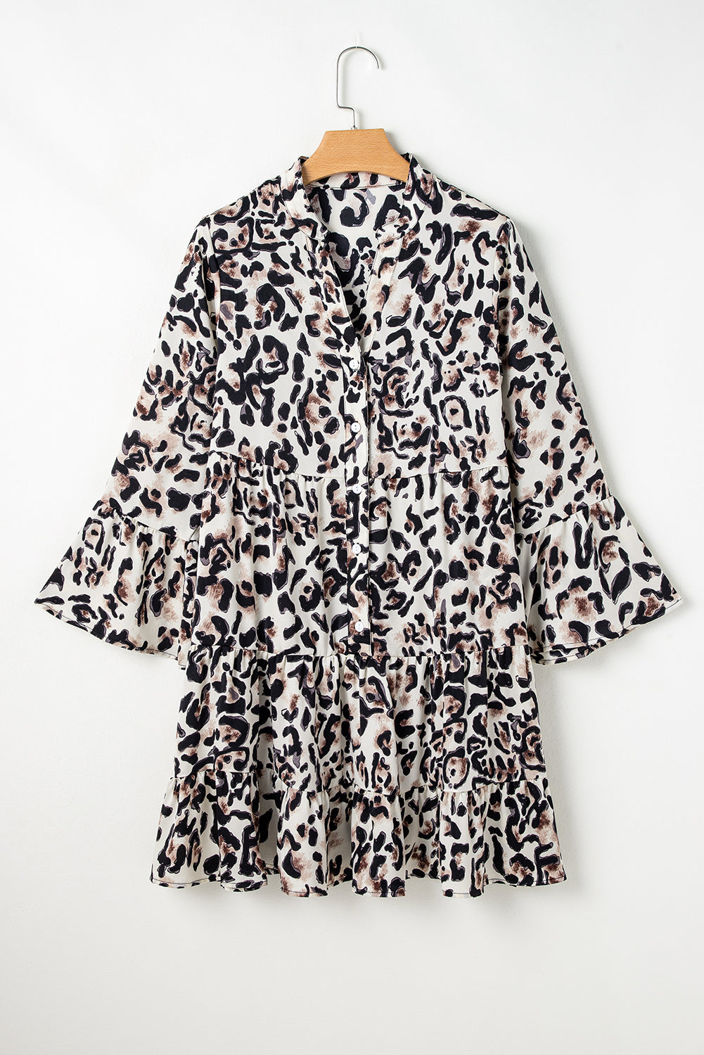 Schwarzes Kleid mit Leopardenmuster, geknöpfter Vorderseite und 3/4-Ärmeln, gestuftem Rüschensaum