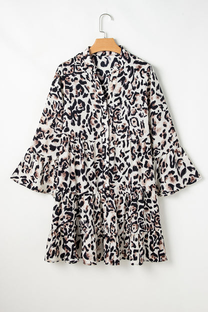 Schwarzes Kleid mit Leopardenmuster, geknöpfter Vorderseite und 3/4-Ärmeln, gestuftem Rüschensaum