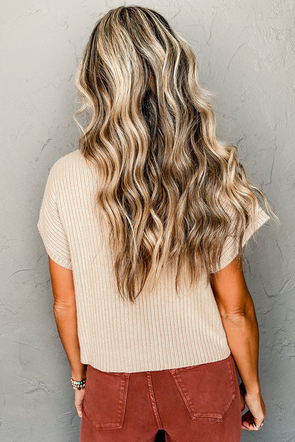 Haferflockenfarbener Rippstrickpullover mit aufgesetzten Taschen und kurzen Ärmeln