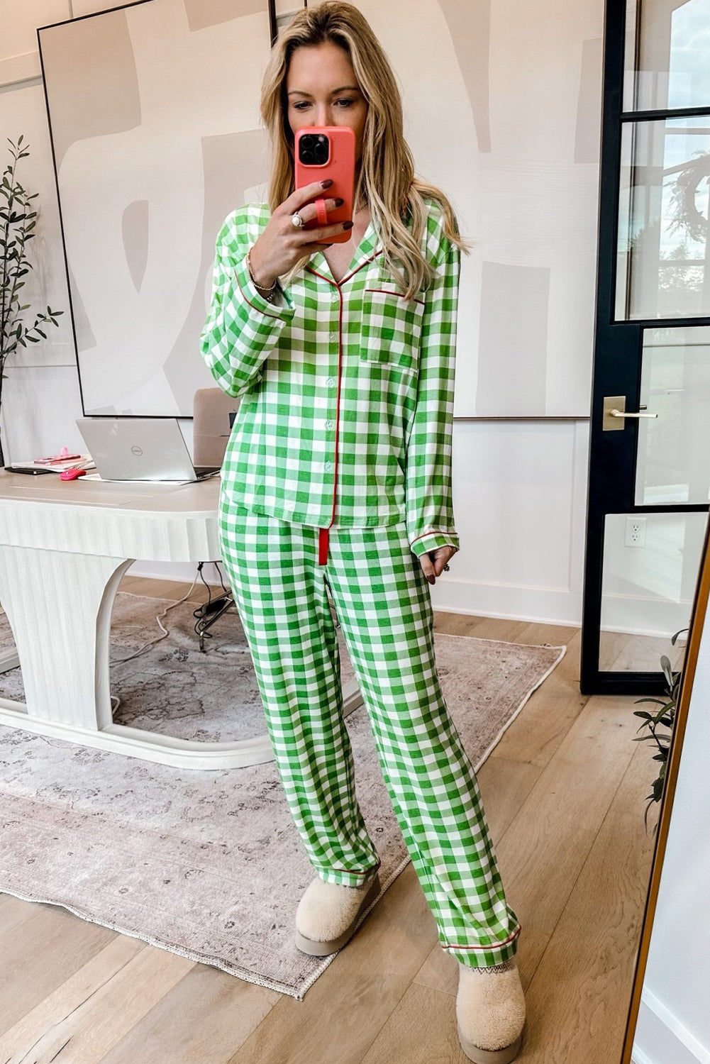 Hellgrünes Pyjama-Set mit Hemd und Hose mit weihnachtlichem Karomuster