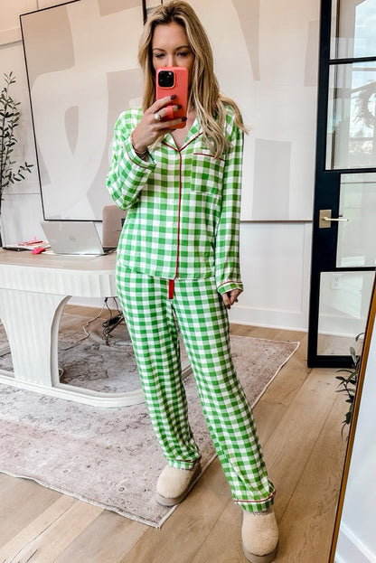 Hellgrünes Pyjama-Set mit Hemd und Hose mit weihnachtlichem Karomuster