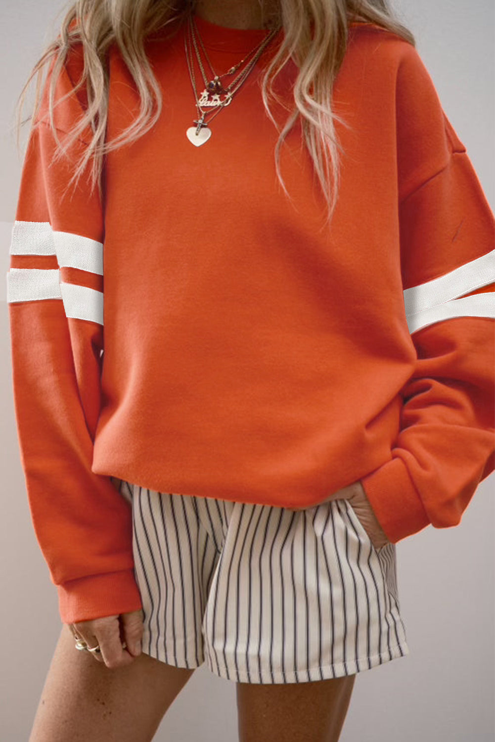 Orangefarbenes Oversize-Sweatshirt mit College-Streifen und überschnittener Schulter