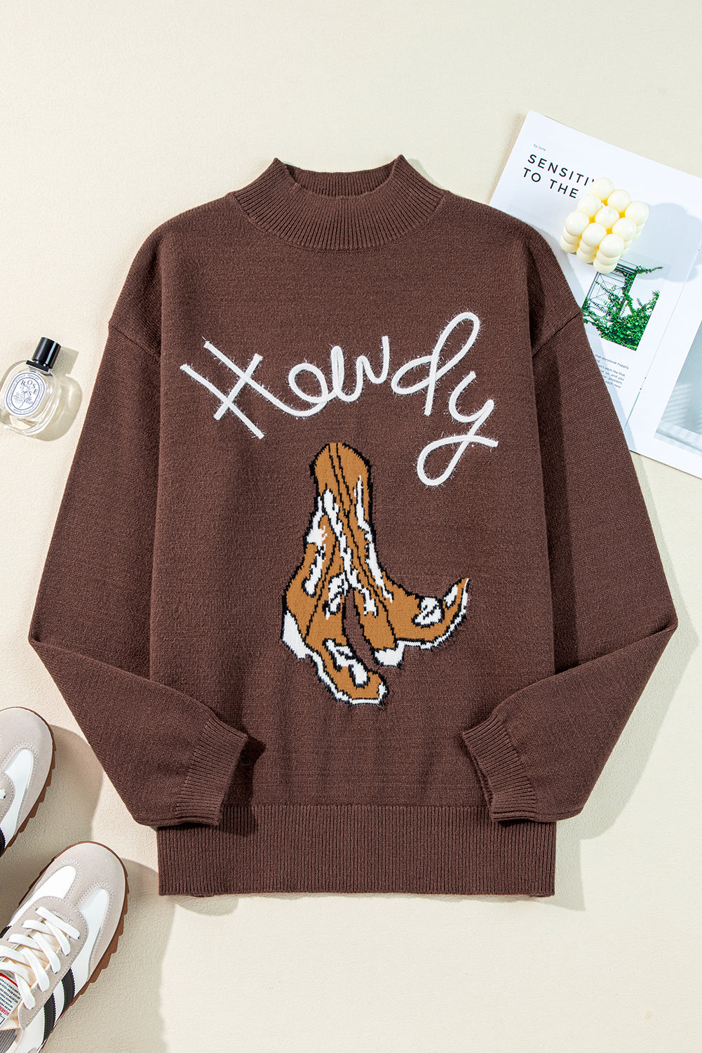 Kaffeefarbener Westernpullover mit Howdy Boot-Grafik und hohem Kragen