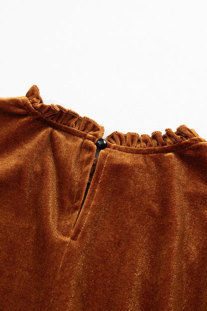 Kastanienbraunes Swing-Kleid aus Samt mit Rüschenkragen und Gigot-Ärmeln