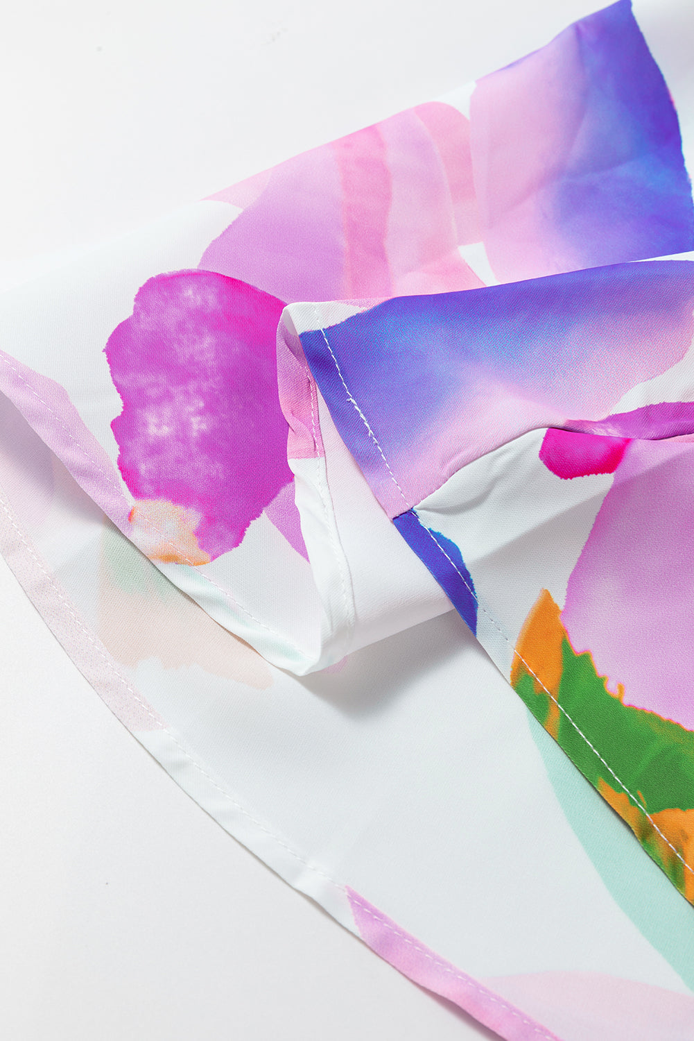 Lilafarbenes Midikleid mit abstraktem Print und Puffärmeln und gesmoktem Rücken