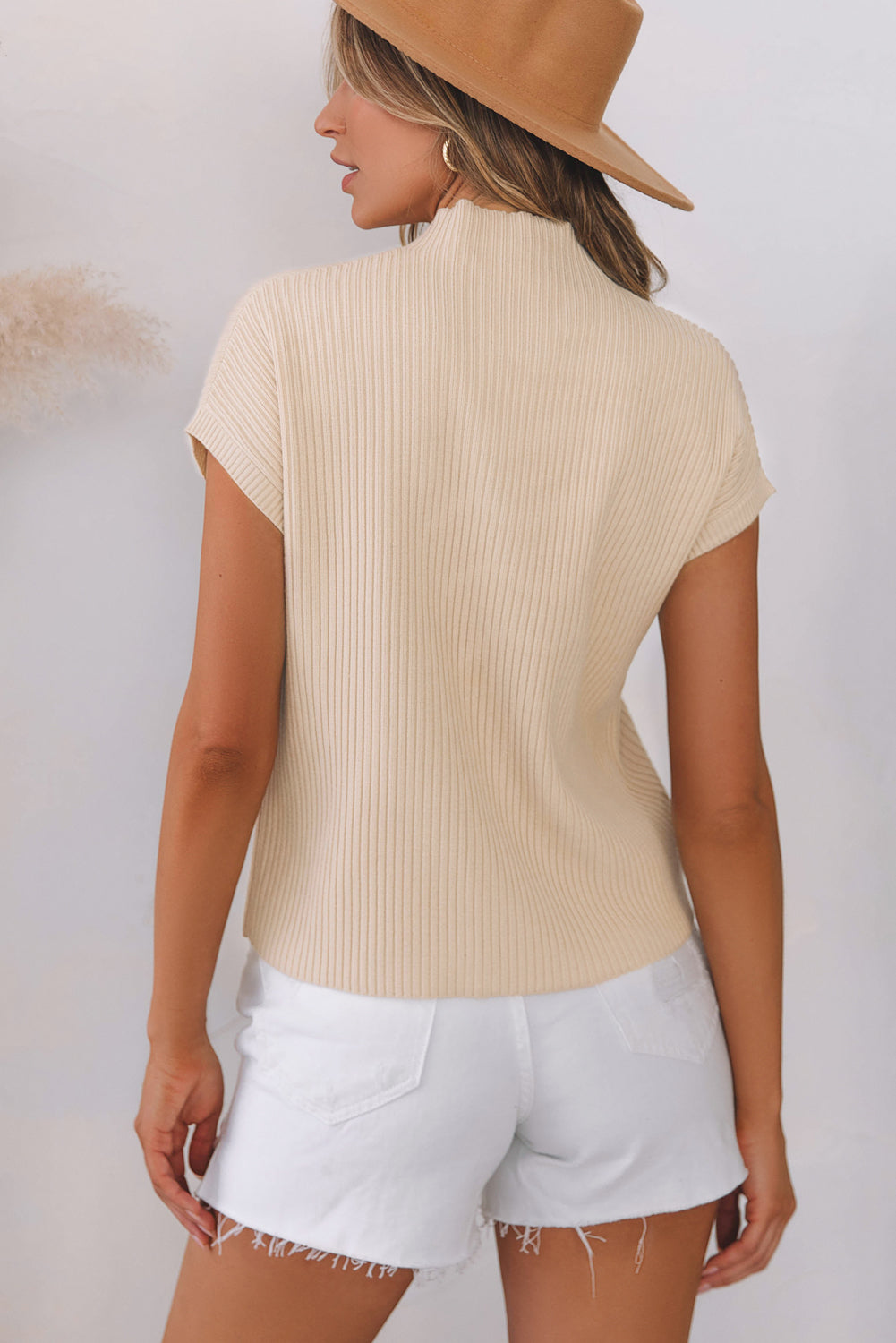 Haferflockenfarbener Rippstrickpullover mit aufgesetzten Taschen und kurzen Ärmeln