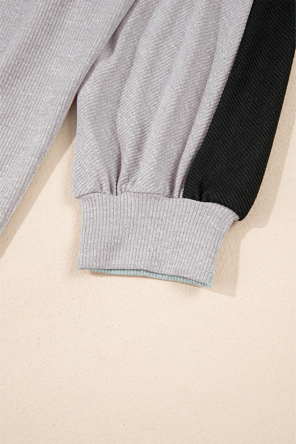Graues Oversize-Sweatshirt mit geripptem Kragen und Farbblockdesign