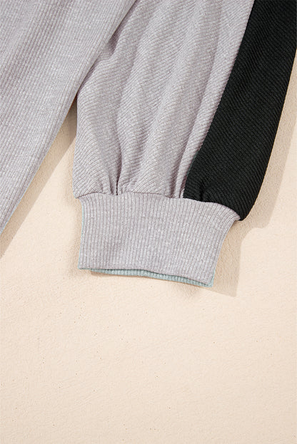 Graues Oversize-Sweatshirt mit geripptem Kragen und Farbblockdesign