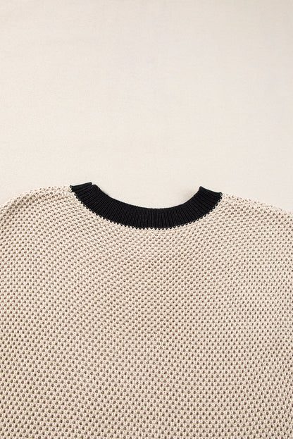 Helles französisches beiges Pullover-Oberteil mit Rundhalsausschnitt und Fledermausärmeln und Kontrastbesatz