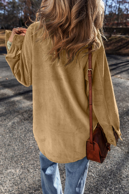 Hellbeige Cord-Shacket mit aufgesetzten Taschen und Knopfleiste