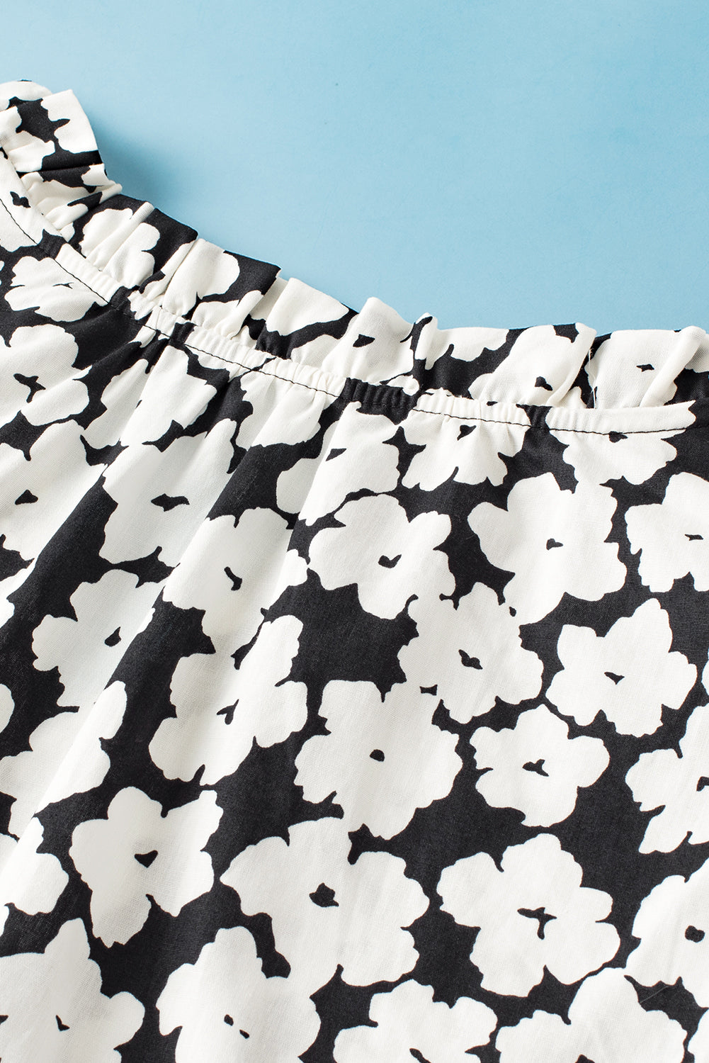 Schwarze Bluse mit floralem Kontrastmuster und Zickzackmuster und Rüschenärmeln