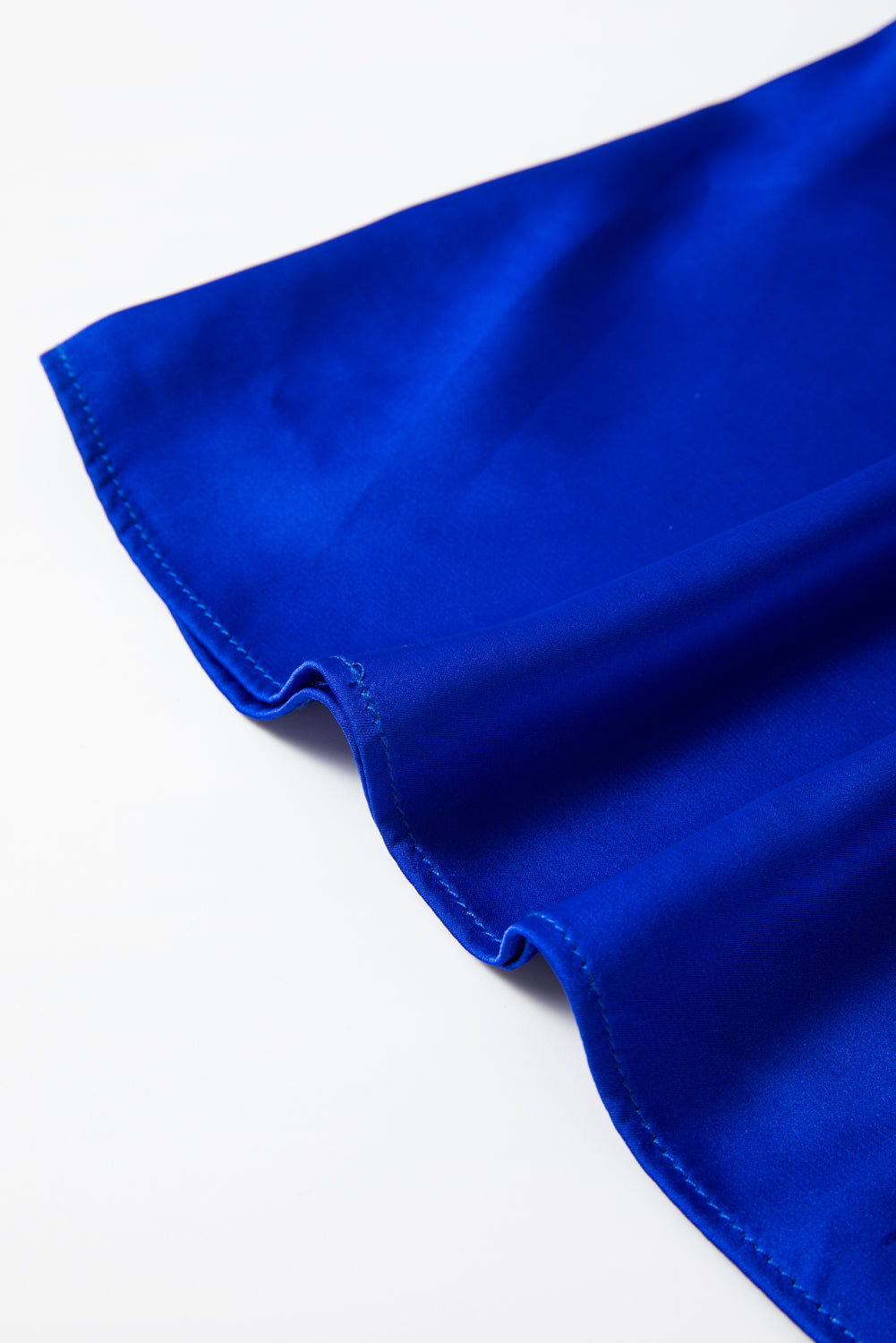 Dunkelblaue asymmetrische Satinbluse mit Glockenärmeln und One-Shoulder-Träger