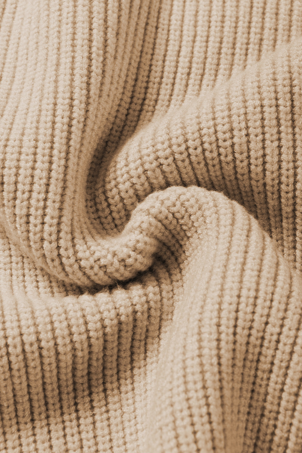 Aprikosenfarbener Pullover mit Brusttasche, V-Ausschnitt, gerippten Flügelärmeln