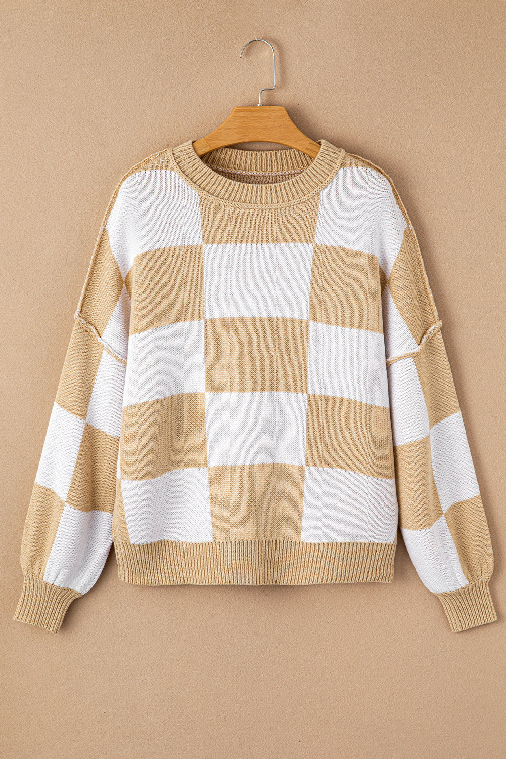 Khakifarbener Pullover mit karierten Bischofsärmeln