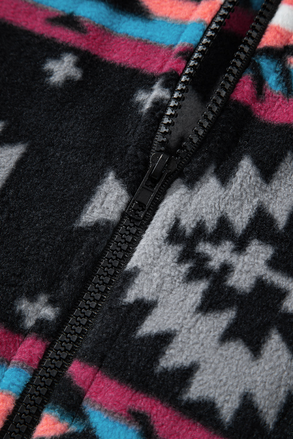 Schwarze Jacke mit Reißverschlusskragen und Aztekenmuster