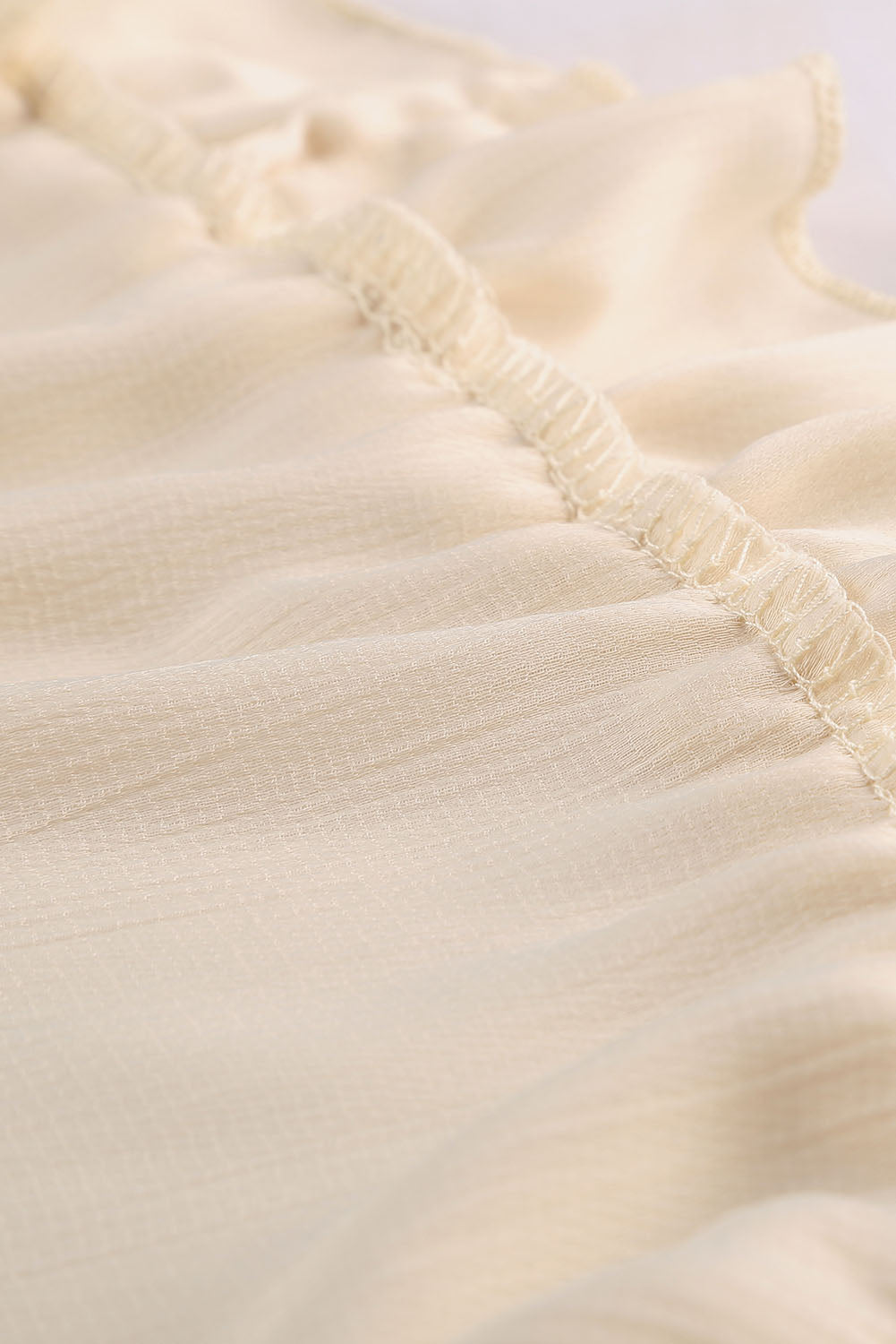 Beiges Kleid mit V-Ausschnitt und Rüschendetail und offenem Rücken