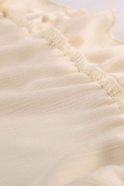 Beiges Kleid mit V-Ausschnitt und Rüschendetail und offenem Rücken