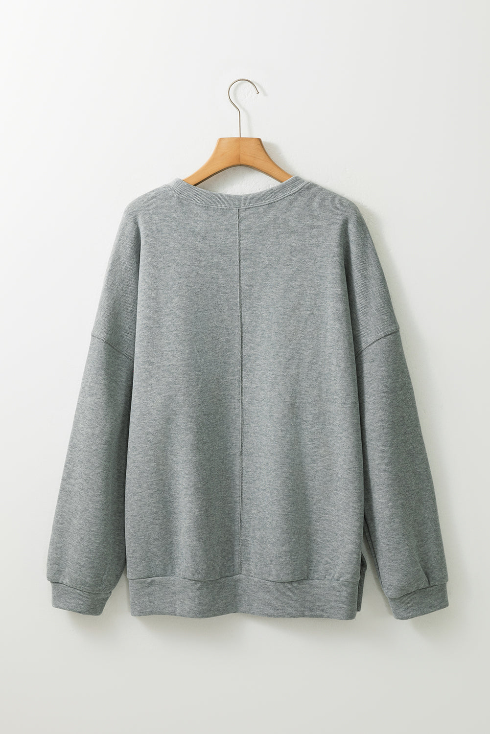 Mittelgraues Oversize-Oberteil mit seitlichem Schlitz und überschnittener Schulter