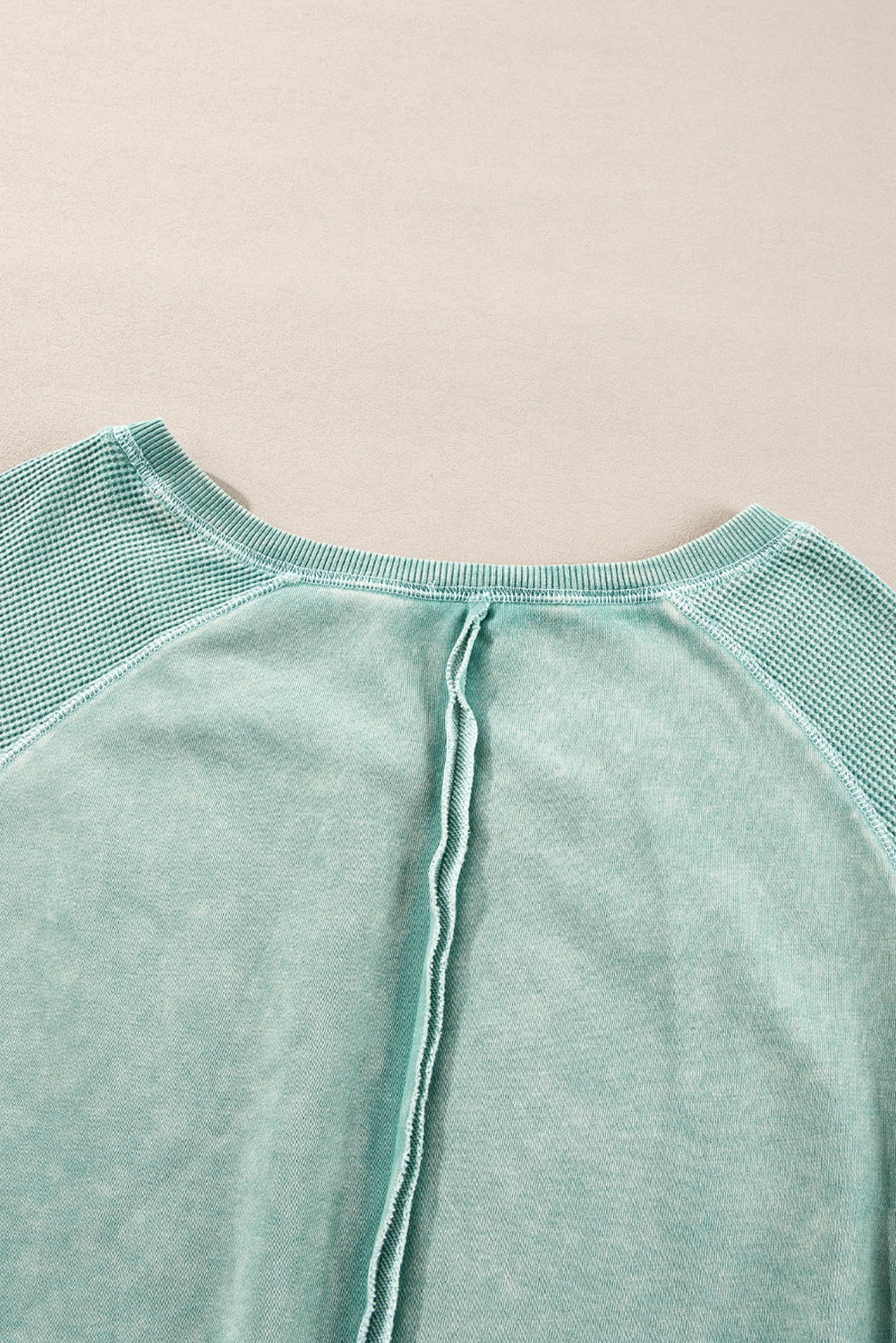Mineralblaues, einfarbiges Sweatshirt mit Waffelstrick und Patchwork-Raglanärmeln