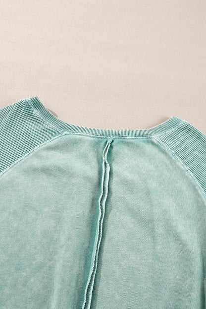 Mineralblaues, einfarbiges Sweatshirt mit Waffelstrick und Patchwork-Raglanärmeln