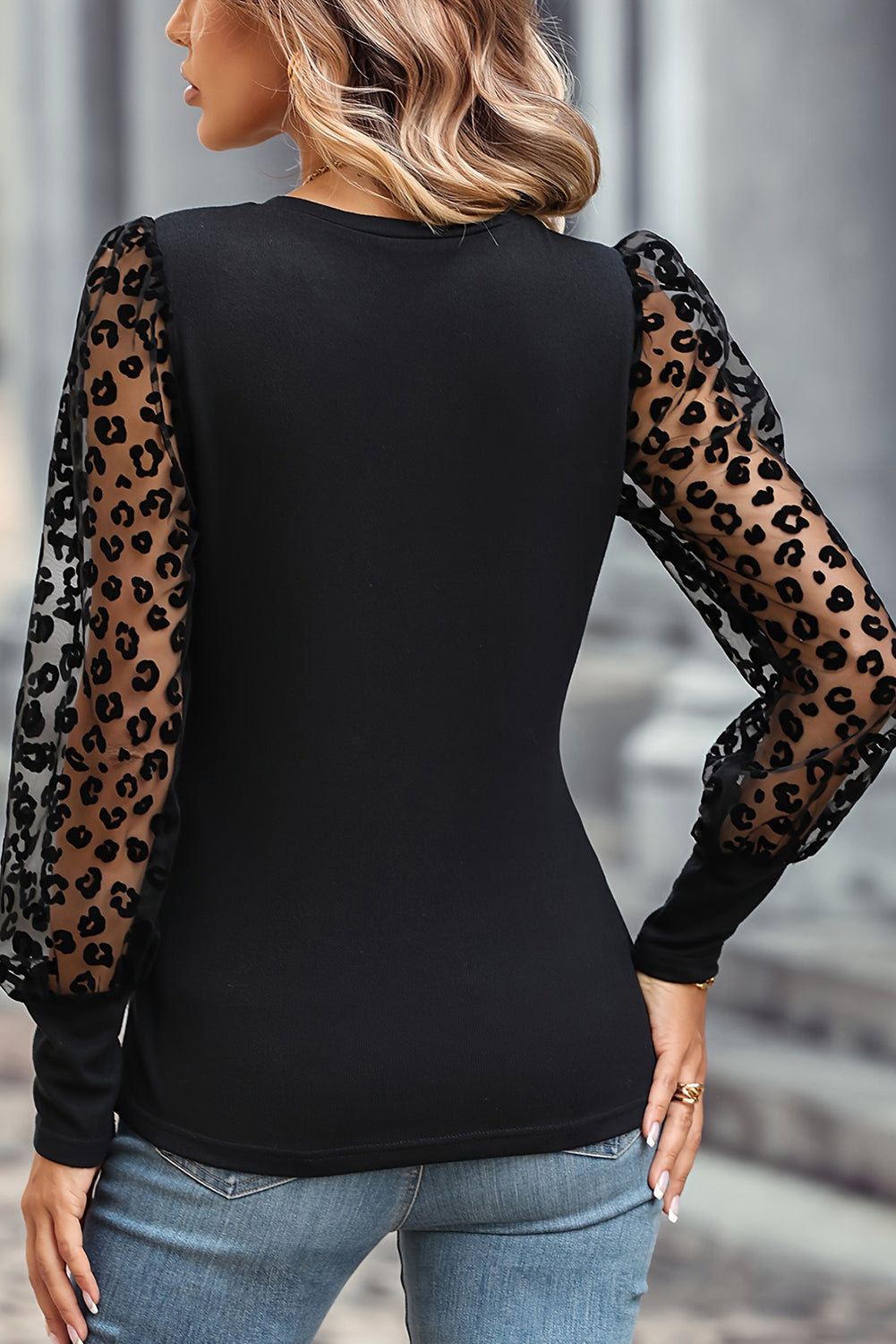 Schwarzes Slim Fit-Top mit Leopardenmuster und Puffärmeln im Patchwork-Stil aus Netzstoff