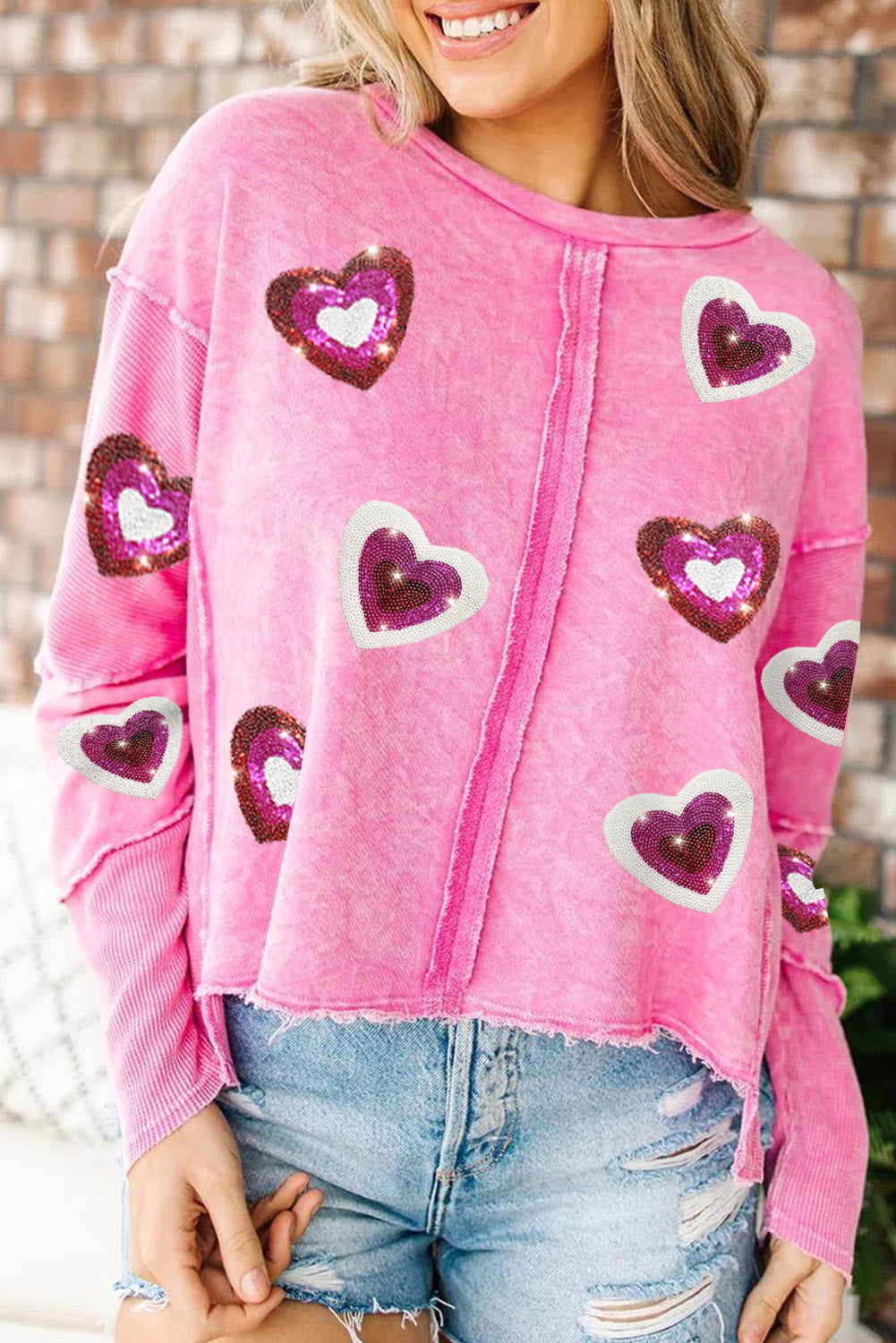 Pullover-Sweatshirt in Herzform mit Rosenpailletten und sichtbaren Nähten