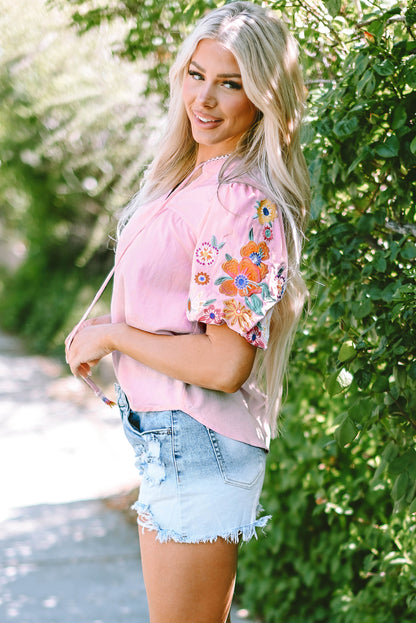 Rosa Bluse mit Blumenstickerei, Puffärmeln und Schlitz am Ausschnitt