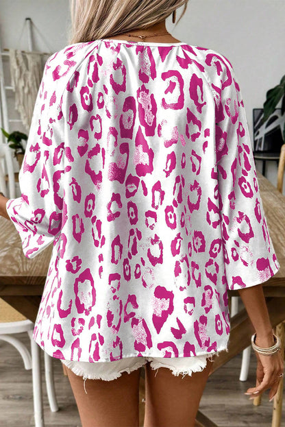 Rosa Bluse mit Leopardenmuster, gerüschtem V-Ausschnitt und 3/4-Ärmeln