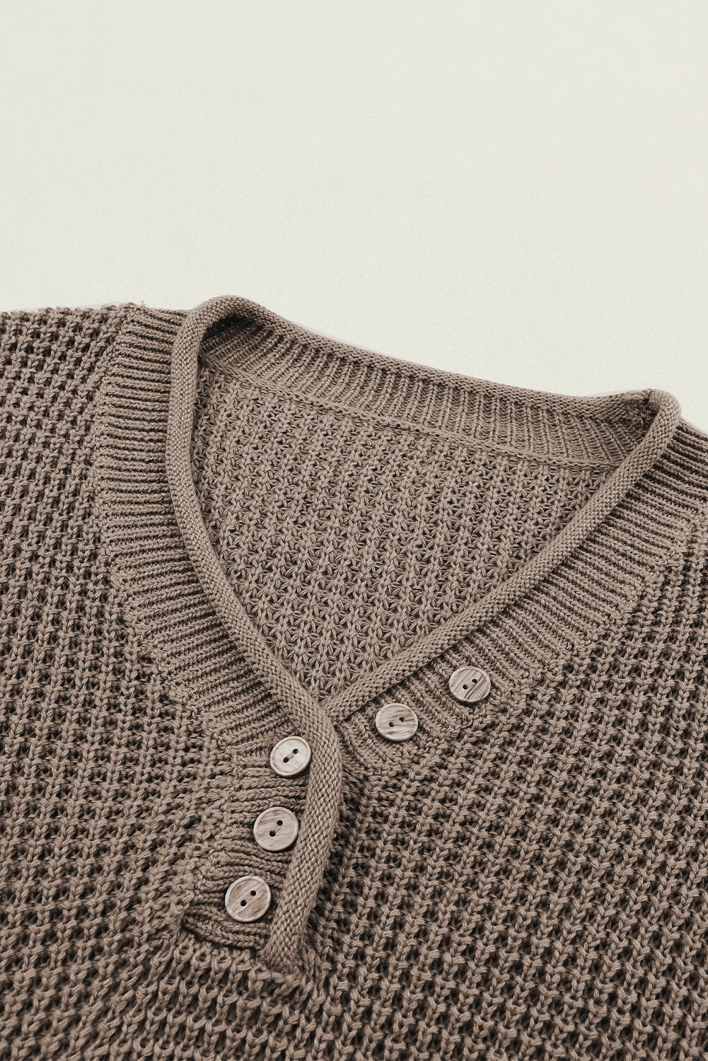 Khakifarbener Pointelle-Strickpullover mit Knöpfen und V-Ausschnitt und überschnittener Schulter