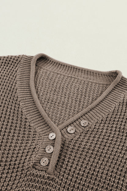 Khakifarbener Pointelle-Strickpullover mit Knöpfen und V-Ausschnitt und überschnittener Schulter