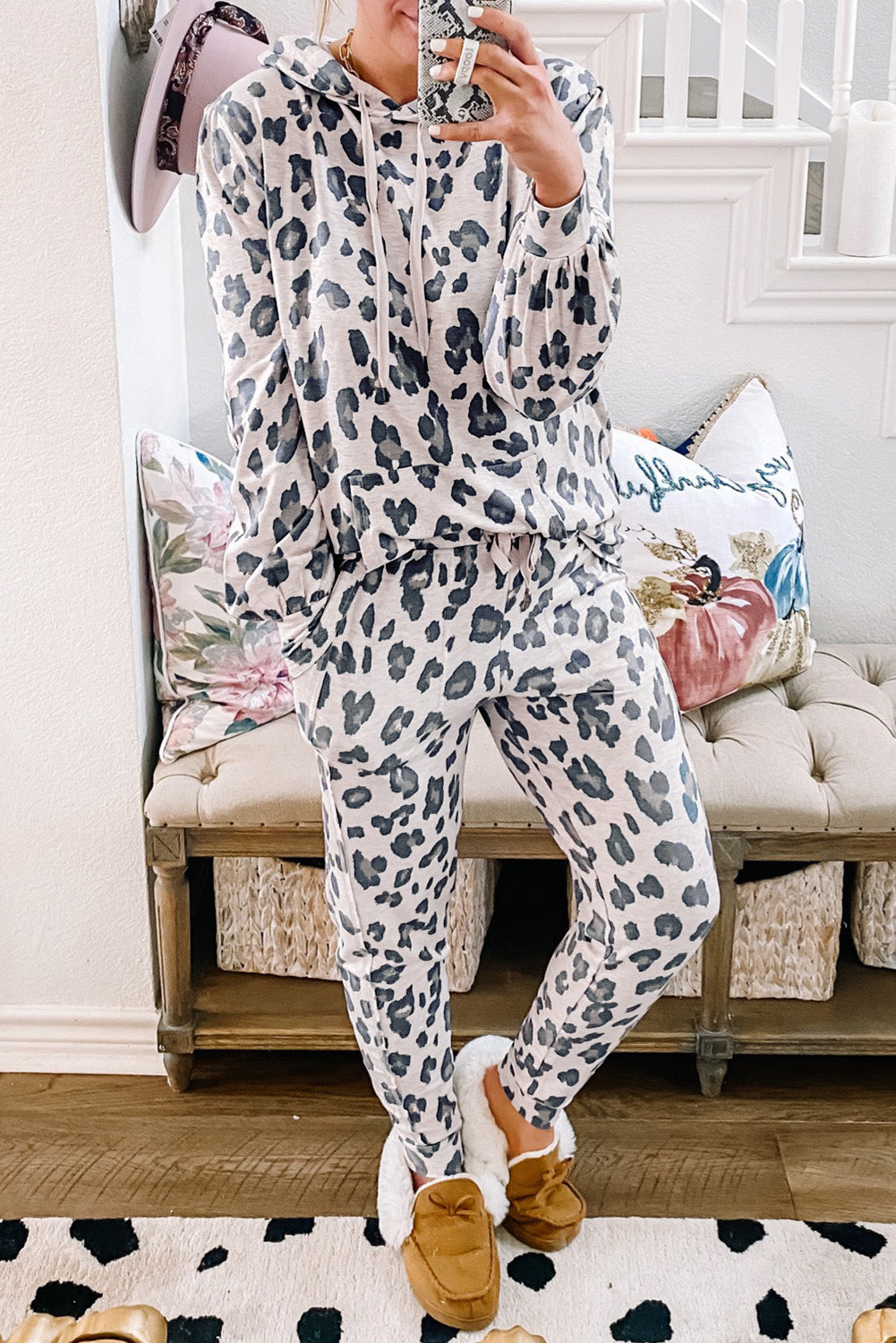 Khakifarbenes Pyjama-Set mit Kapuzenpullover mit Kordelzug und enger Hose mit Leopardenmuster