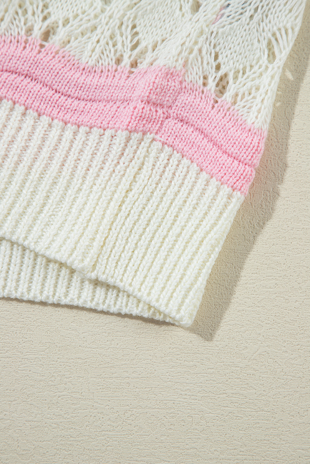 Braun gestreifter Farbblock-Pullover mit halblangen Ärmeln und ausgehöhltem Häkelmuster