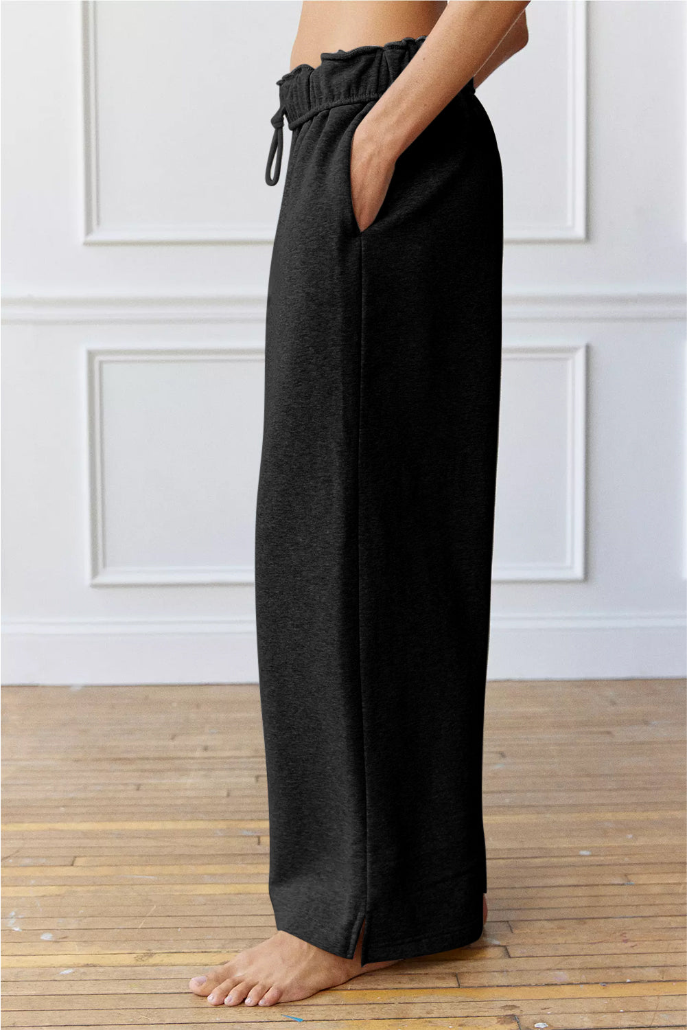 Schwarze, elastische Jogginghose mit hoher Taille und Kordelzug