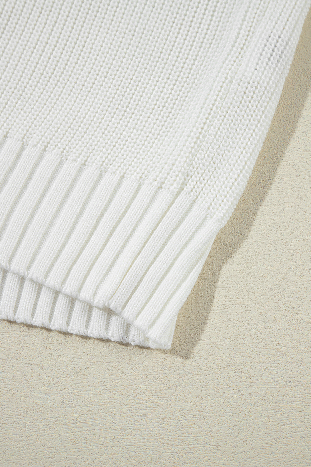 Weißer Pullover mit Blumenaufnähern und Bischofsärmeln