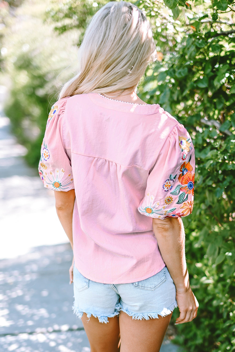 Rosa Bluse mit Blumenstickerei, Puffärmeln und Schlitz am Ausschnitt