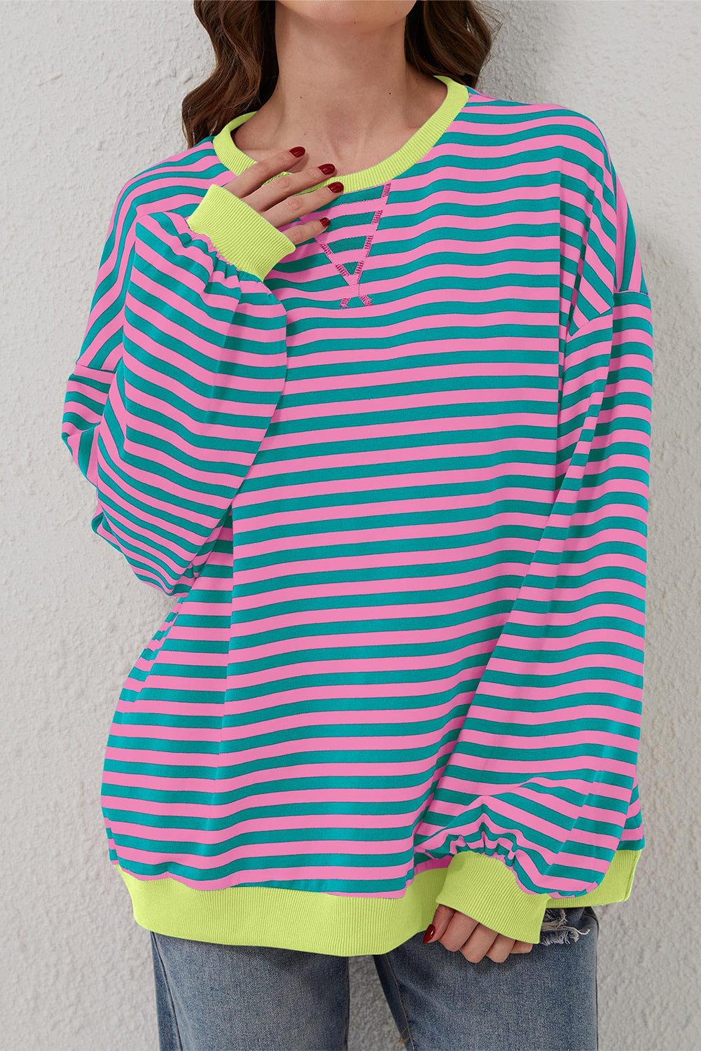 Übergroßes Pullover-Sweatshirt mit Kontrastbesatz und grünen Streifen