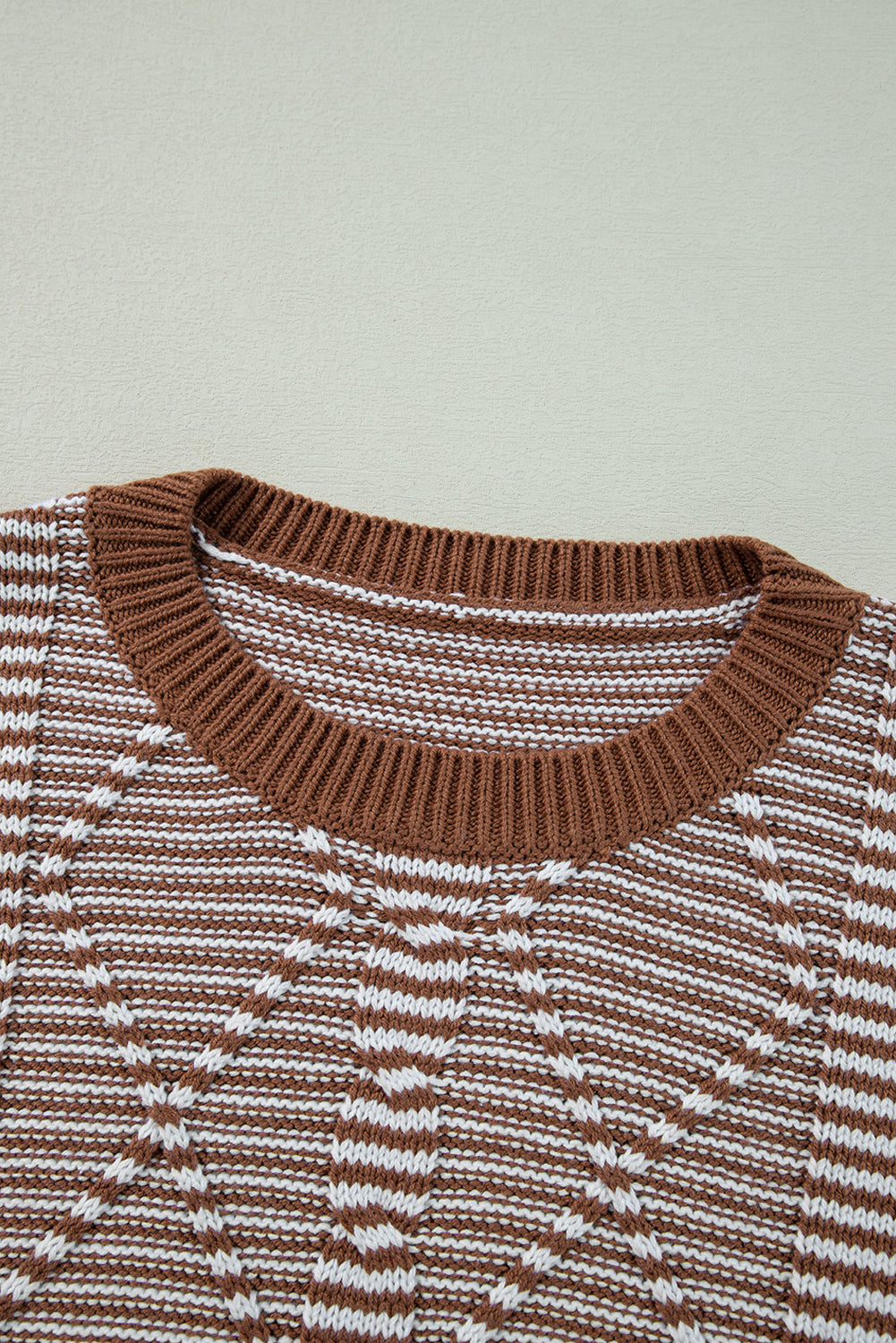 Braun gestreifter Pullover mit geometrisch strukturierter, überschnittener Schulter