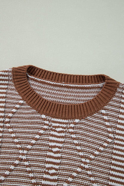 Braun gestreifter Pullover mit geometrisch strukturierter, überschnittener Schulter