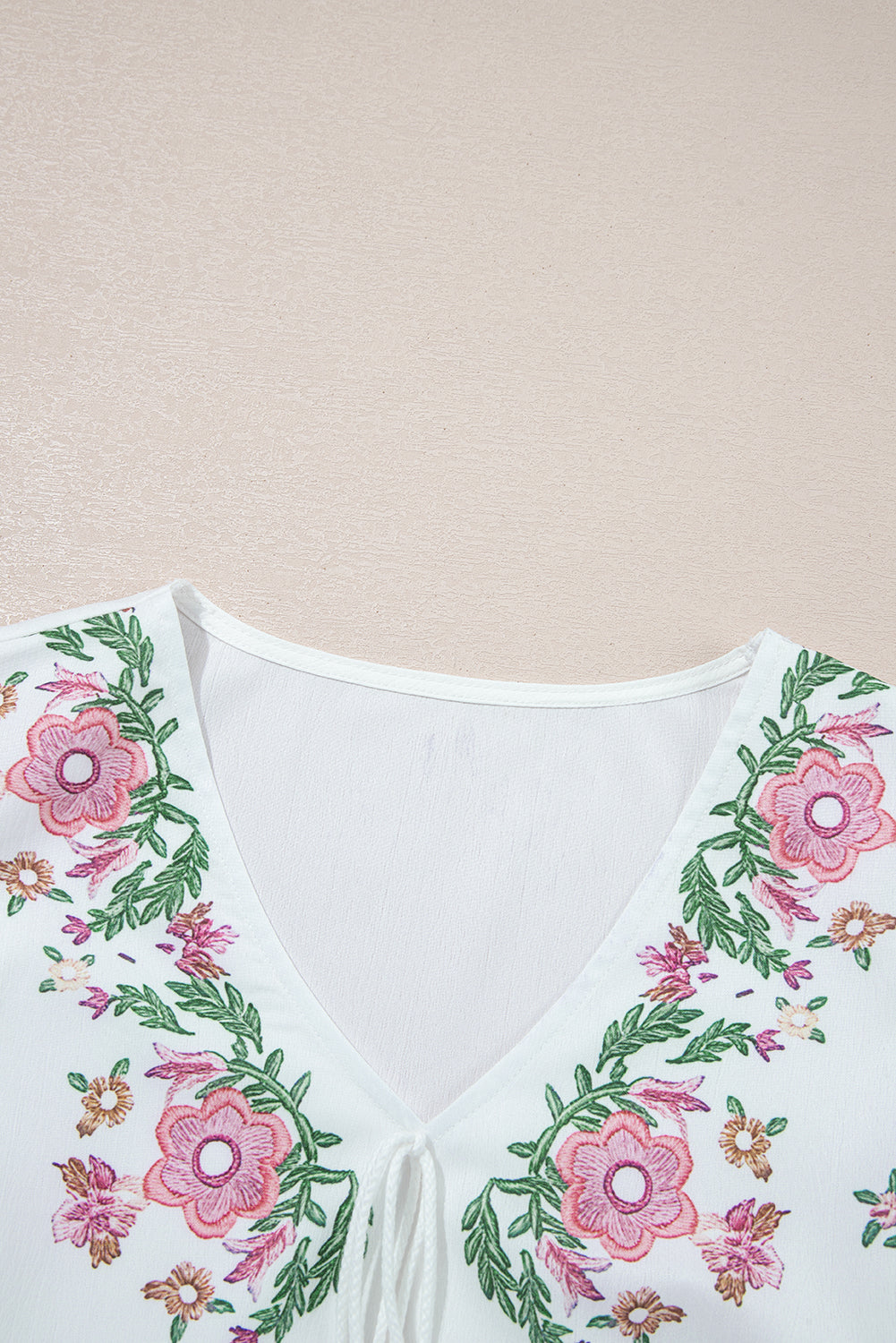 Weiße Babydoll-Bluse mit Blumenmuster und V-Ausschnitt