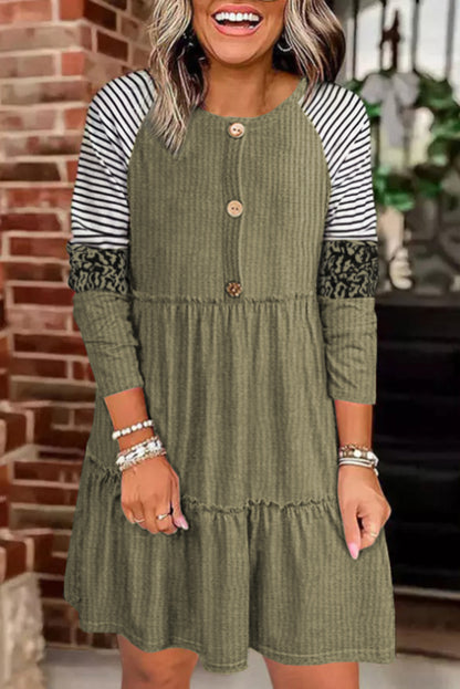 Strukturiertes Kleid mit mehrfarbigen Streifen und Leopardenmuster und Raglanärmeln