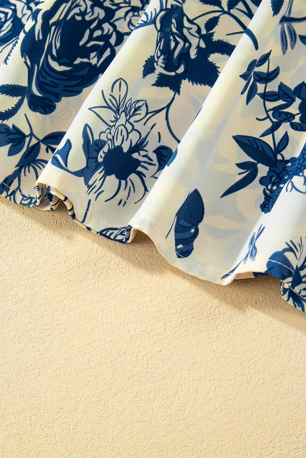 Himmelblaue Bluse mit Blumenmuster, Volantärmeln und Schlüsselloch hinten