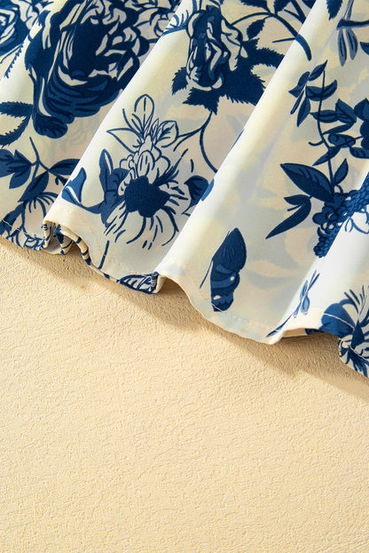 Himmelblaue Bluse mit Blumenmuster, Volantärmeln und Schlüsselloch hinten