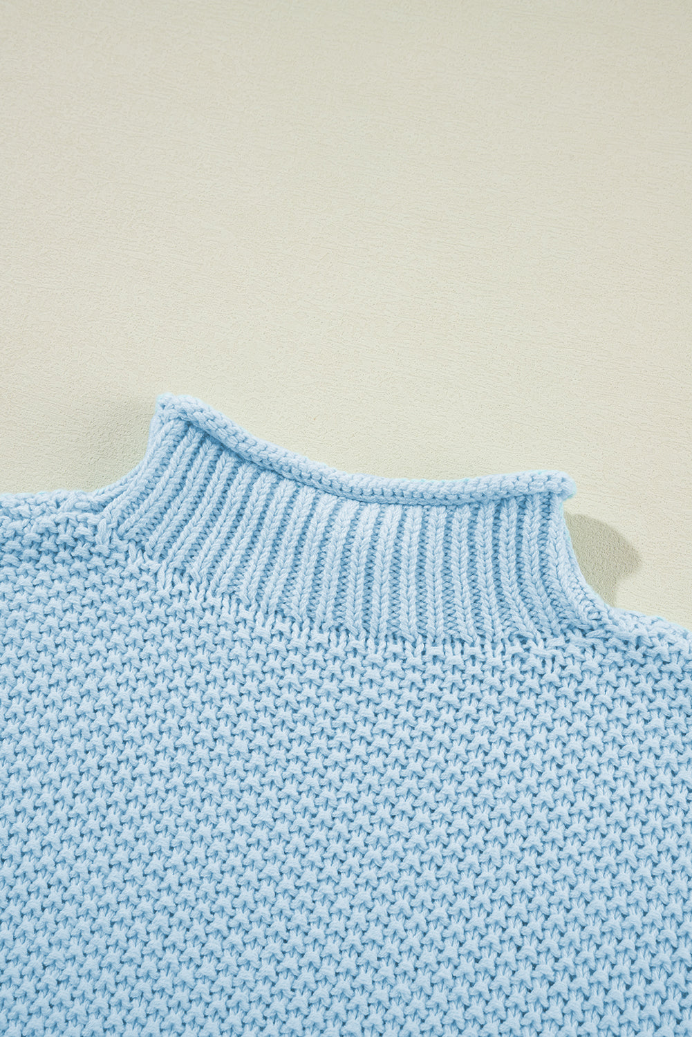 Iceland Blauer Pullover mit hohem Kragen und Fledermausärmeln