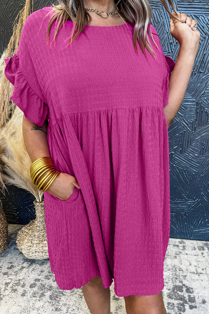 Rosarotes strukturiertes Minikleid mit Rüschen und kurzen Ärmeln