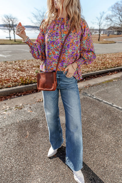 Lila Bluse mit Rundhalsausschnitt, Blumenmuster und gerafften Bündchen