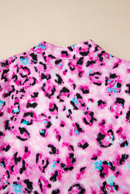 Kleid mit rosa Leopardenmuster, geknöpfter Vorderseite und 3/4-Ärmeln, gestuftem Rüschensaum