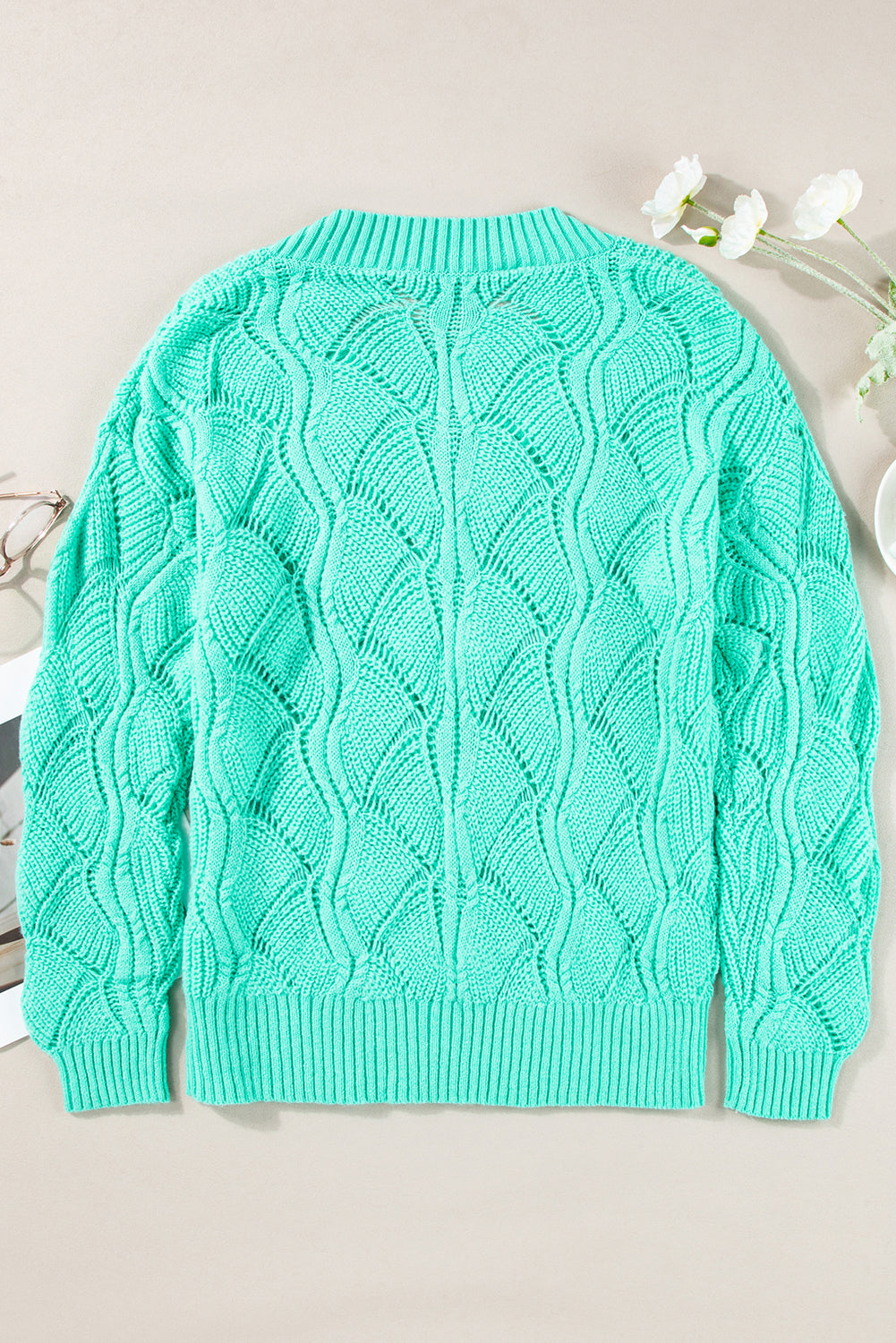 Mintgrüner Strickpullover mit V-Ausschnitt und überschnittenen Schultern