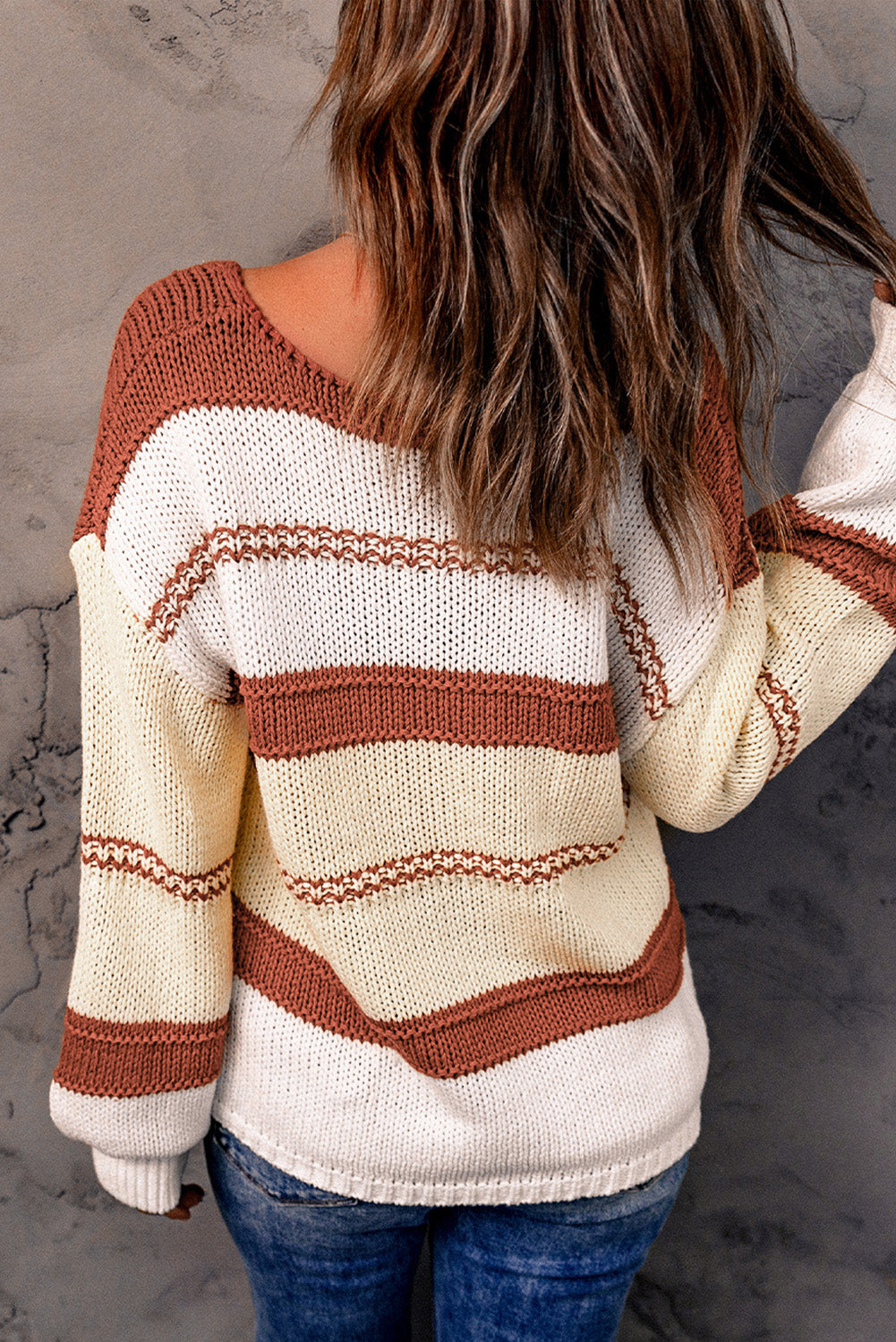 Gestrickter Pullover mit V-Ausschnitt und Laternenärmeln